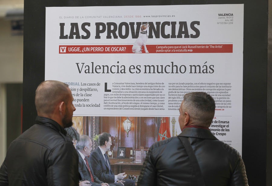 Los valencianos visitan la exposición de portadas históricas de LAS PROVINCIAS