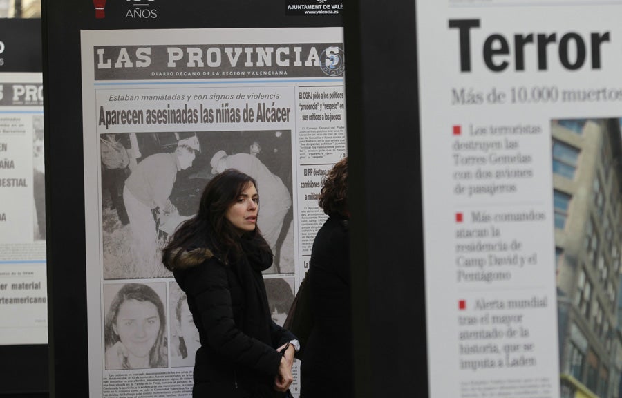 Los valencianos visitan la exposición de portadas históricas de LAS PROVINCIAS