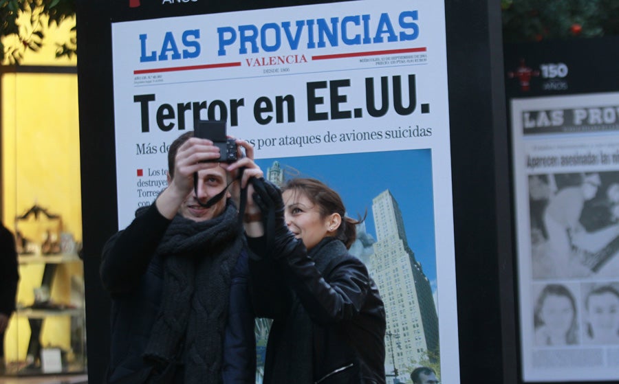 Los valencianos visitan la exposición de portadas históricas de LAS PROVINCIAS