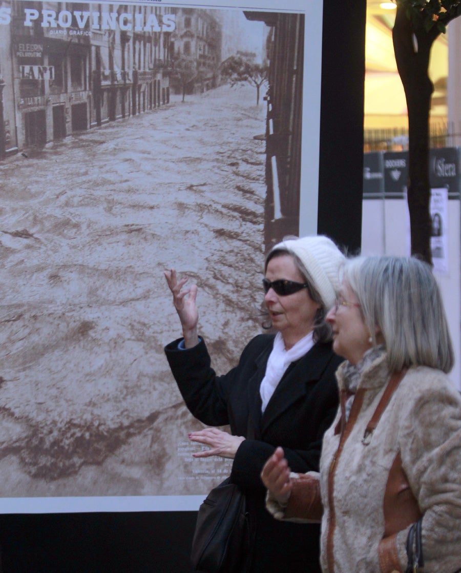 Los valencianos visitan la exposición de portadas históricas de LAS PROVINCIAS