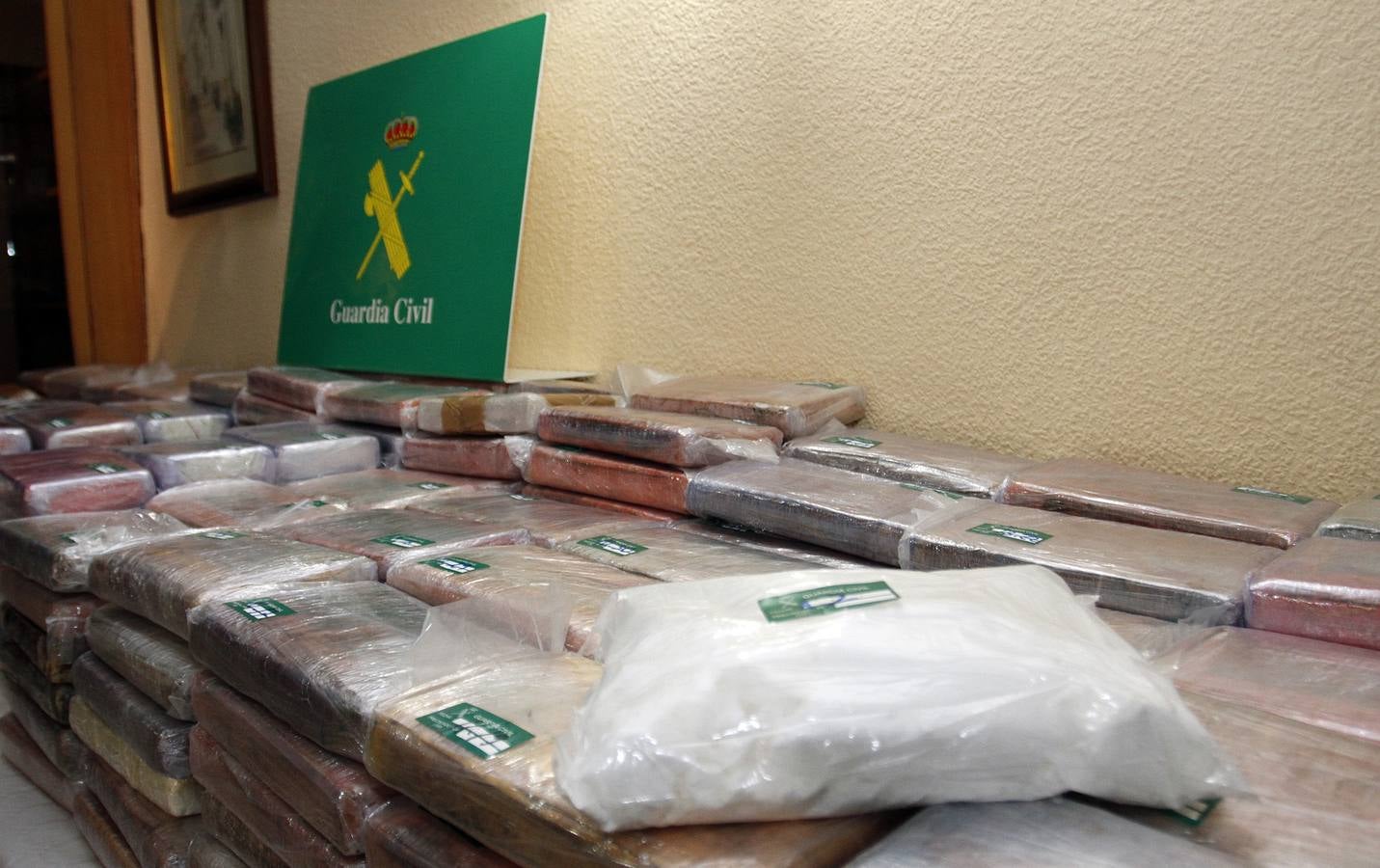 La Guardia Civil se incauta de 465 kg de cocaína en Pilar de la Horadada. Junto con mandos de la Guardia Civil, el delegado del Gobierno en la Comunitat, Serafín Castellano, ha informado hoy de esta última operación antidroga desarrollada en la provincia de Alicante