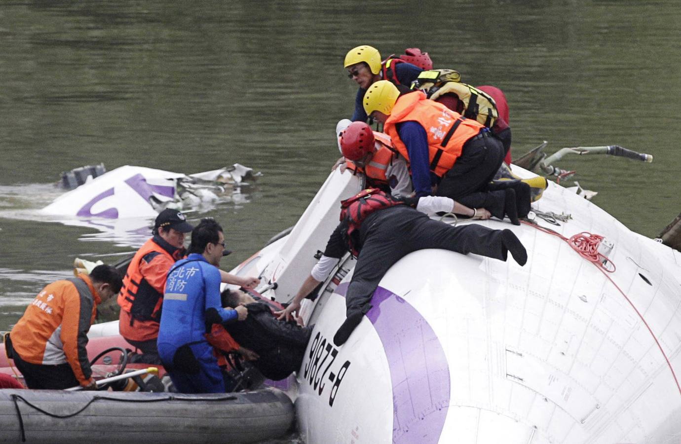 Se estrella un avión con 58 ocupantes en un río de Taiwán. El avión, un ATR-72, cubría el trayecto entre Taipei y Jinmen y se precipitó al río Jilong tras golpear un viaducto. Los servicios de emergencias trabajn en el lugar del impacto buscando supervivientes y atendiendo a los heridos.