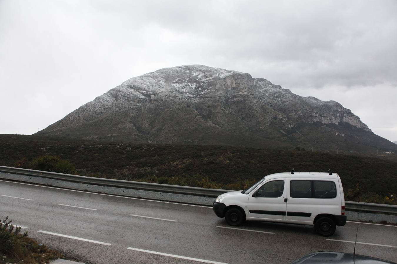 Nieve en el Montgó, desde la carretera de Les Planes. 