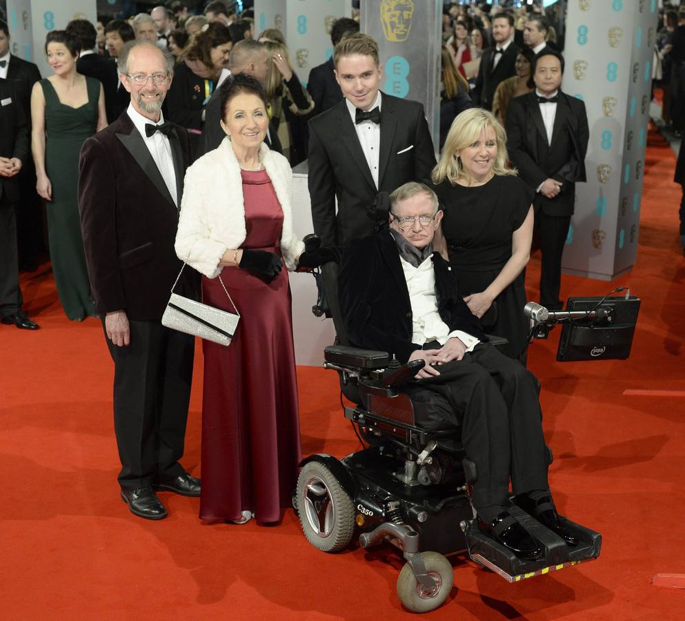 Stephen Hawking, en la alfombra roja con su mujer Jane Hawking (i) y su hija Lucy Hawking (d).