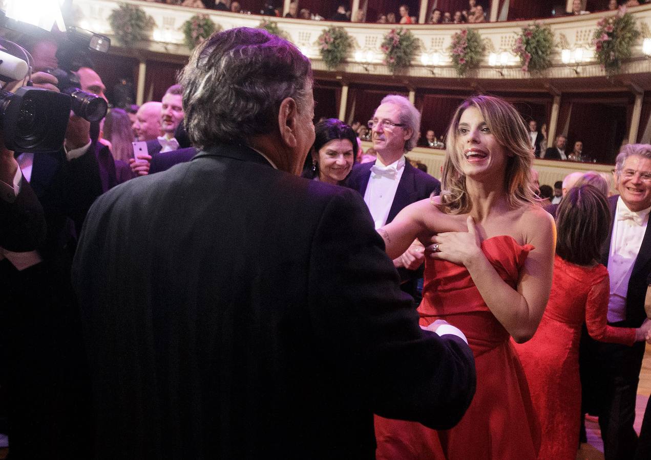 Elisabetta Canalis enseña un pezón en el Baile de la Ópera de Viena