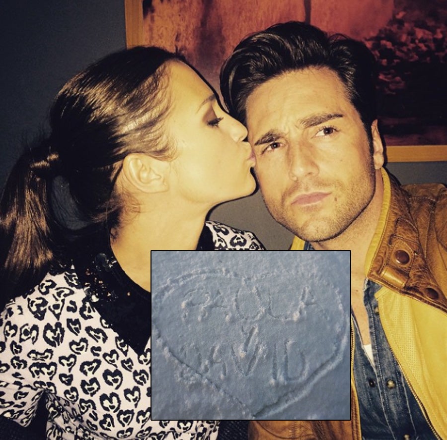 David Bustamante celebró San Valentín en el Ártico con Jesús Calleja, pero le dibujó a Paula Echevarría en la nieve este corazón tan bonito: "Da igual lo lejos que esté, siempre pienso en ti!️ Te amo! #FelizSanValentin".