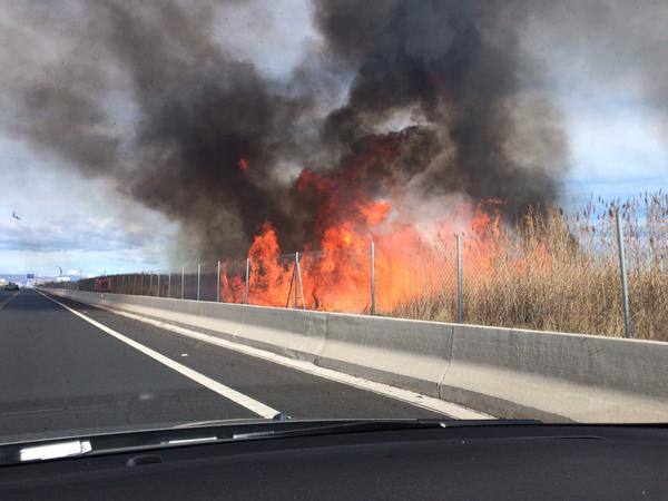 Fotos del incendio en Massalfassar, junto al centro comercial El Manar