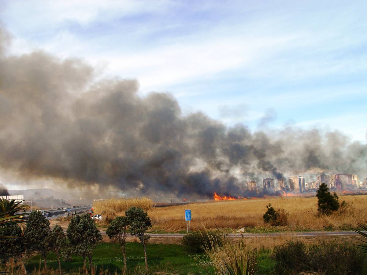 Fotos del incendio en Massalfassar, junto al centro comercial El Manar