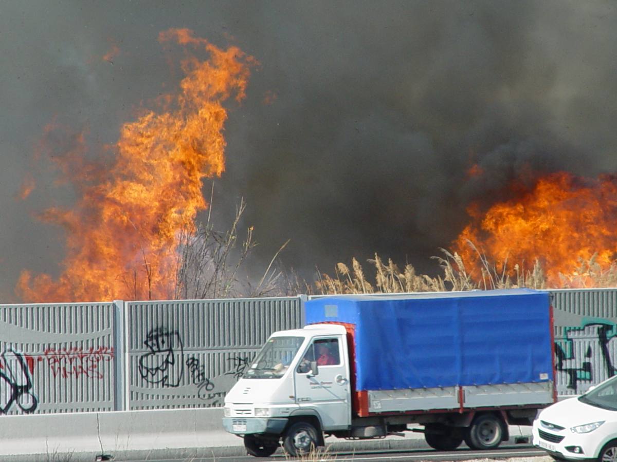 Fotos del incendio en Massalfassar, junto al centro comercial El Manar