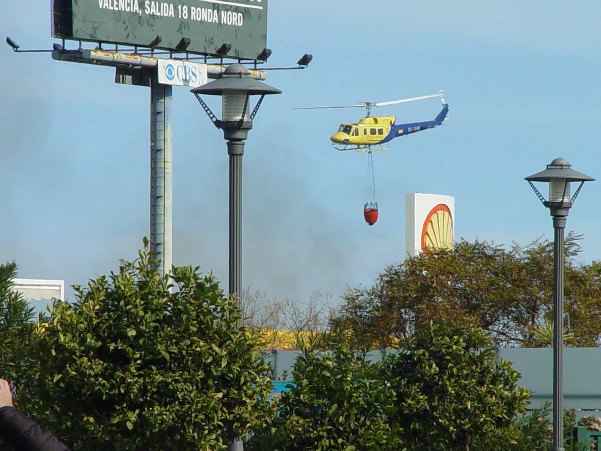 Fotos del incendio en Massalfassar, junto al centro comercial El Manar