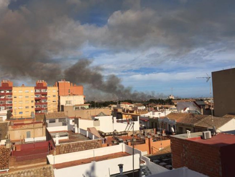 Fotos del incendio en Massalfassar, junto al centro comercial El Manar