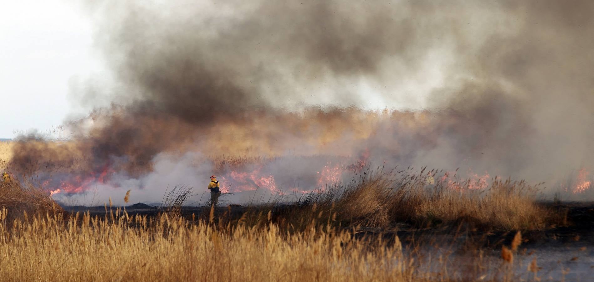Fotos del incendio en Massalfassar, junto al centro comercial El Manar