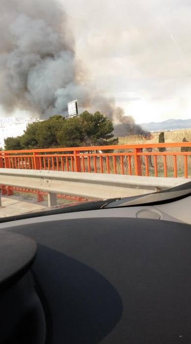 Fotos del incendio en Massalfassar, junto al centro comercial El Manar