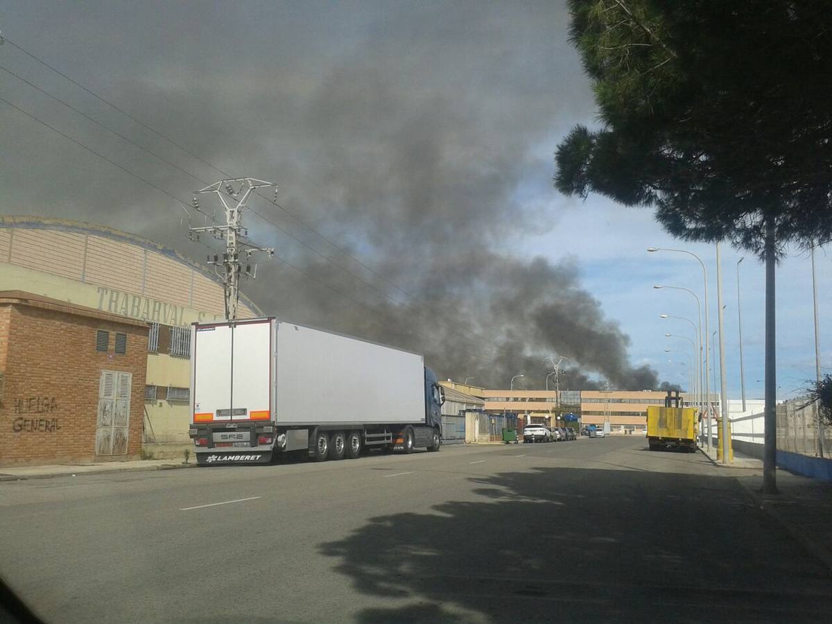 Fotos del incendio en Massalfassar, junto al centro comercial El Manar