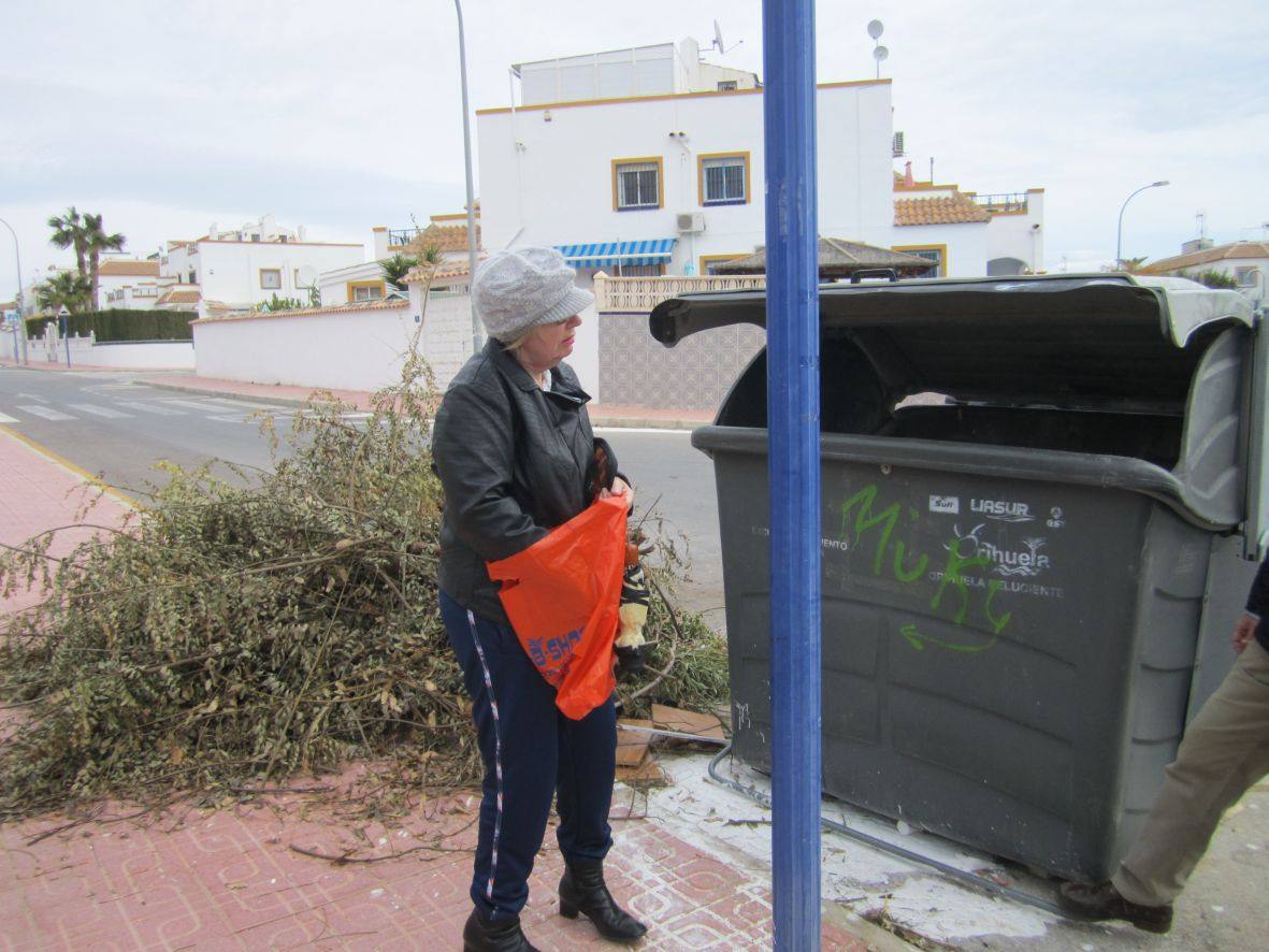 Acumulación de basuras en urbanizaciones de Orihuela