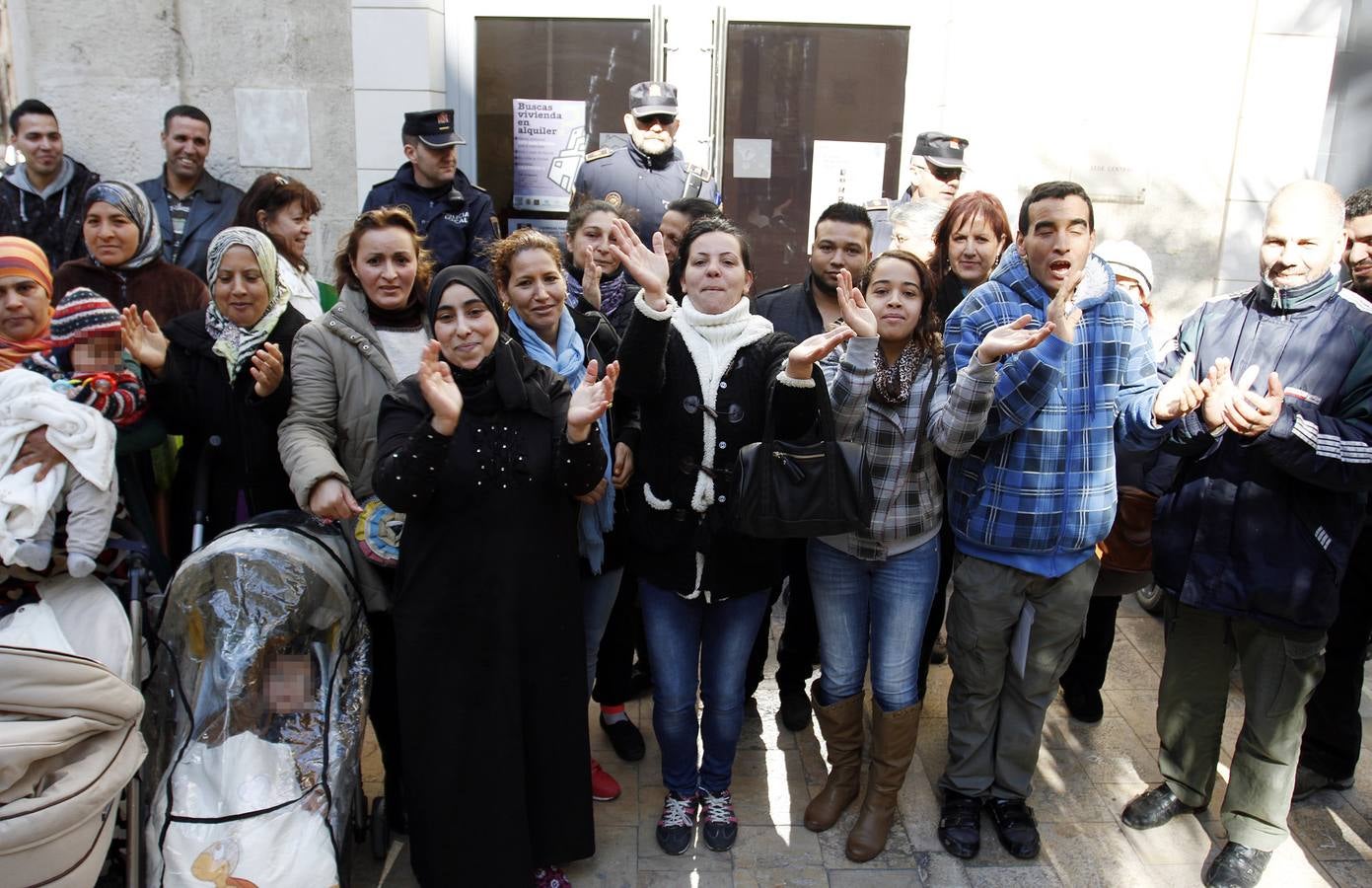 Decenas de familias piden una casa en Alicante