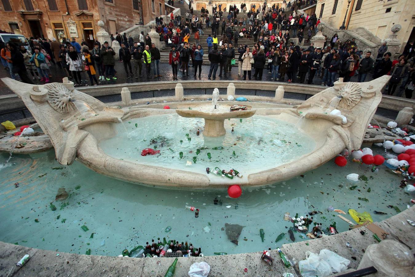 Hinchas del Feyenoord provocan graves disturbios en Roma