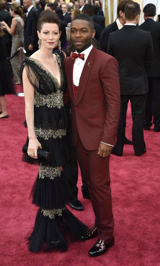 David Oyelowo, protagonista de 'Selma', y su esposa Jessica, posan a su llegada al Dolby Theatre de Los Ángeles.