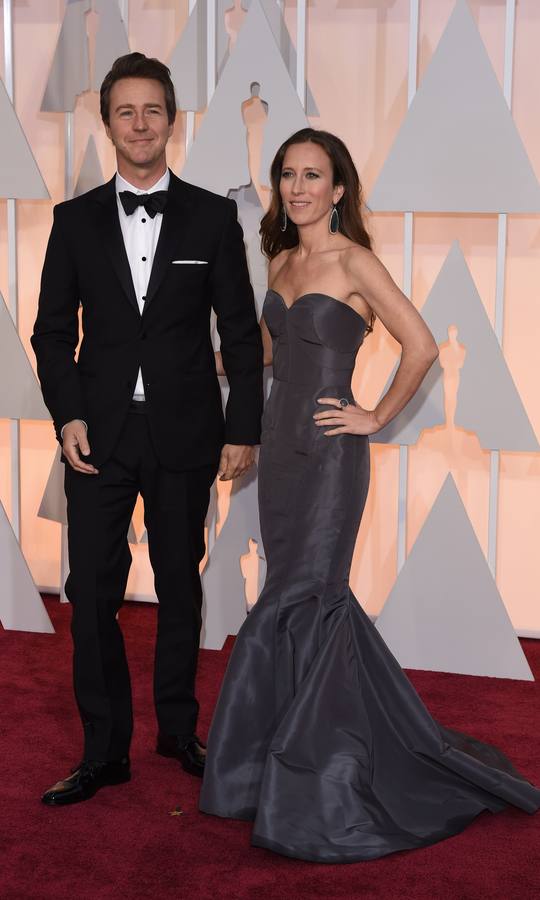 Edward Norton, candidato al Oscar al mejor actor secundario por su papel en 'Birdman', posa junto a su esposa, Shauna.