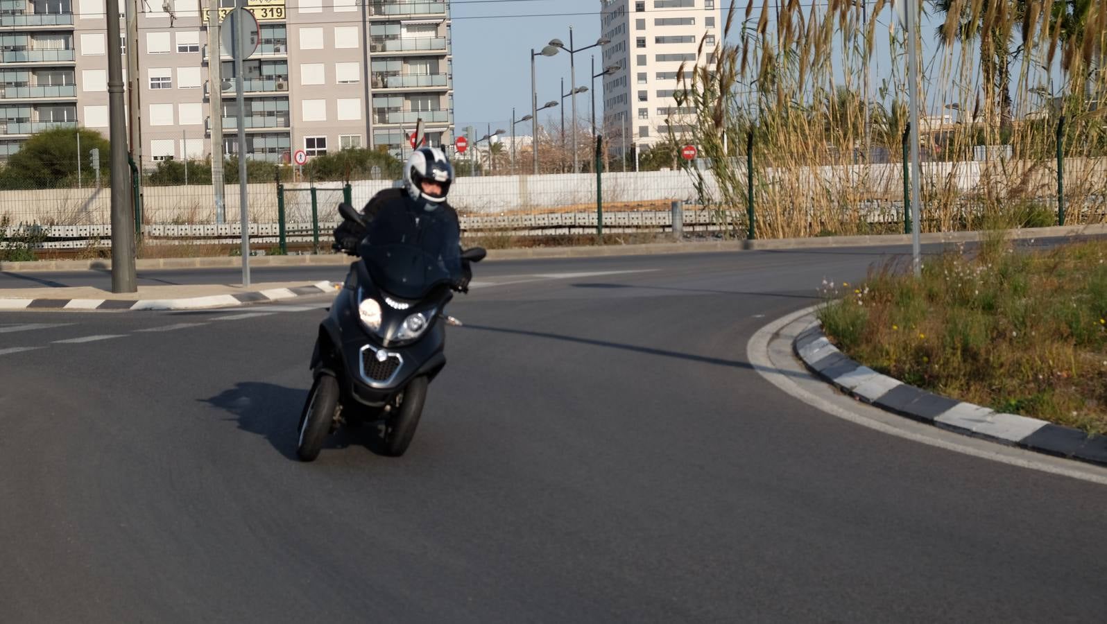 El primer scooter tres ruedas del mercado retorna más fuerte que nunca.