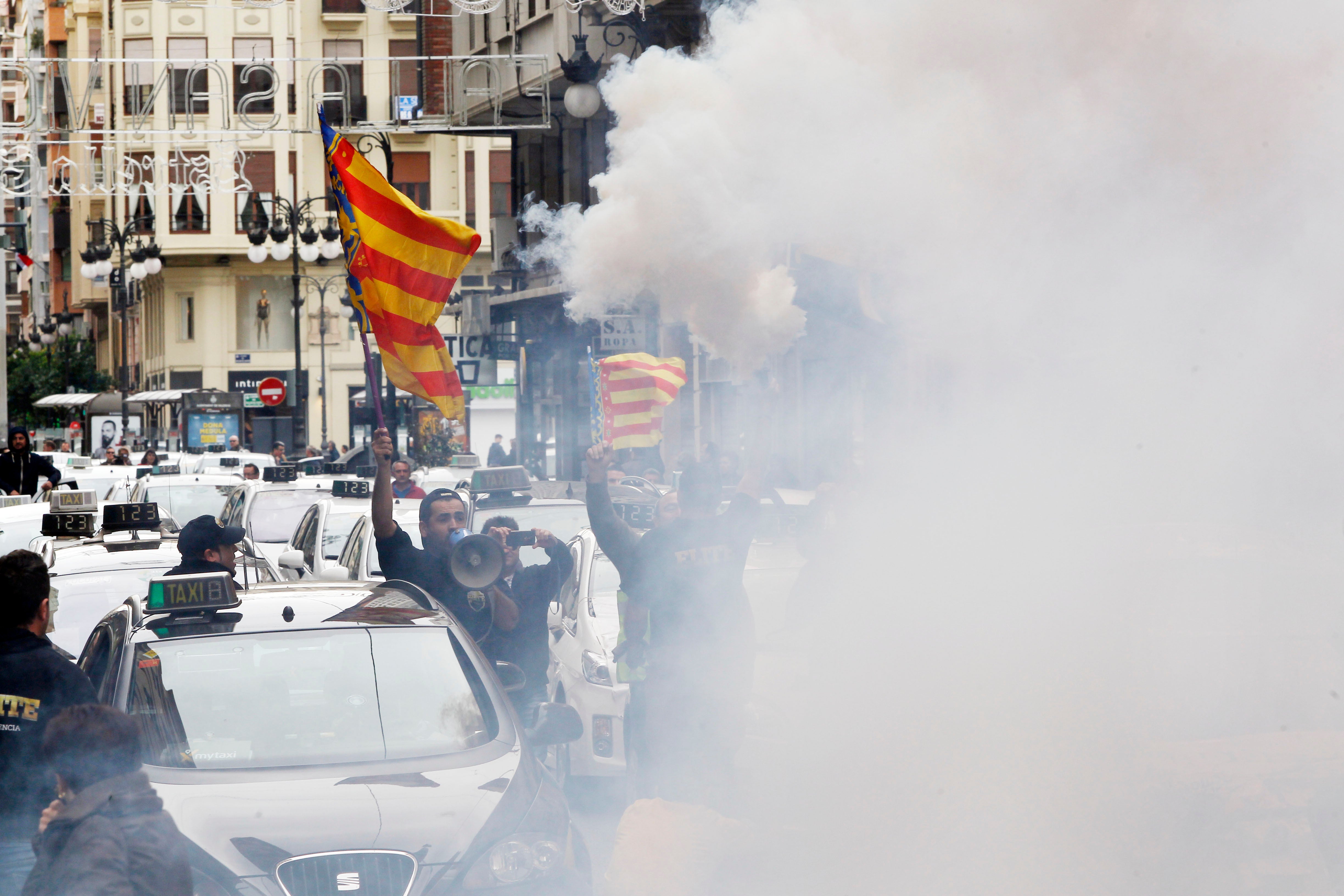 Huelga de taxis, interinos y estudiantes en Valencia