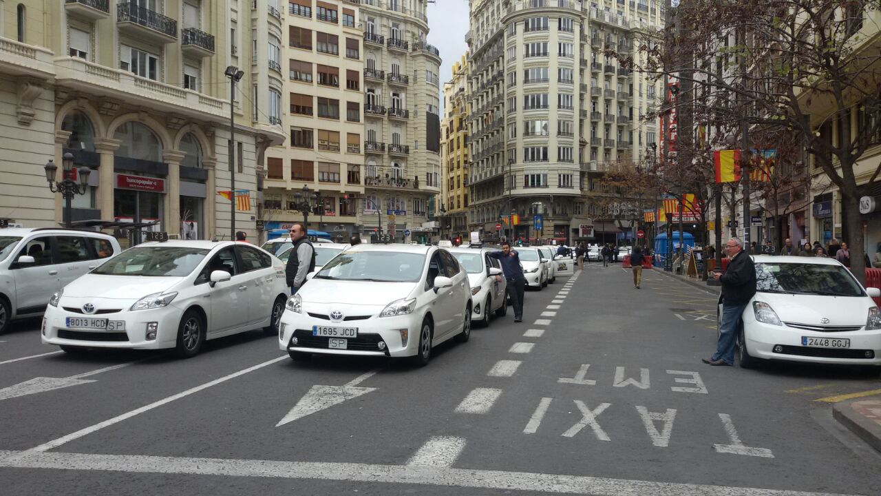 Huelga de taxis, interinos y estudiantes en Valencia
