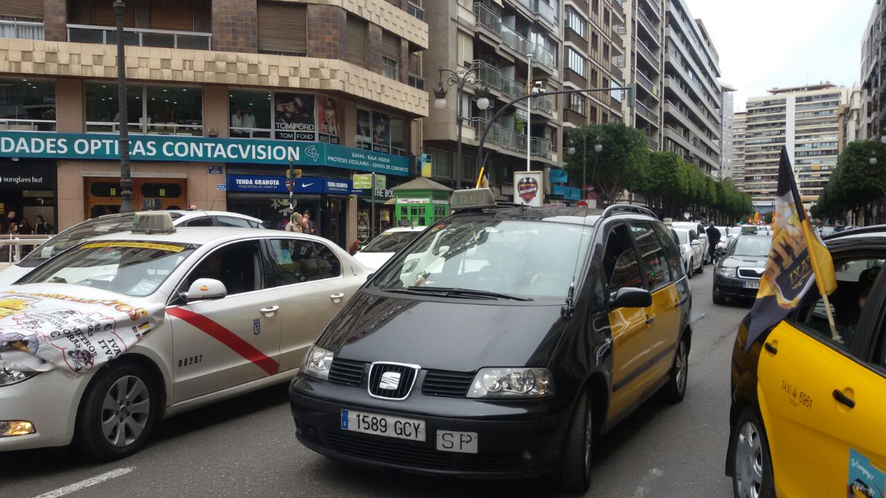 Huelga de taxis, interinos y estudiantes en Valencia