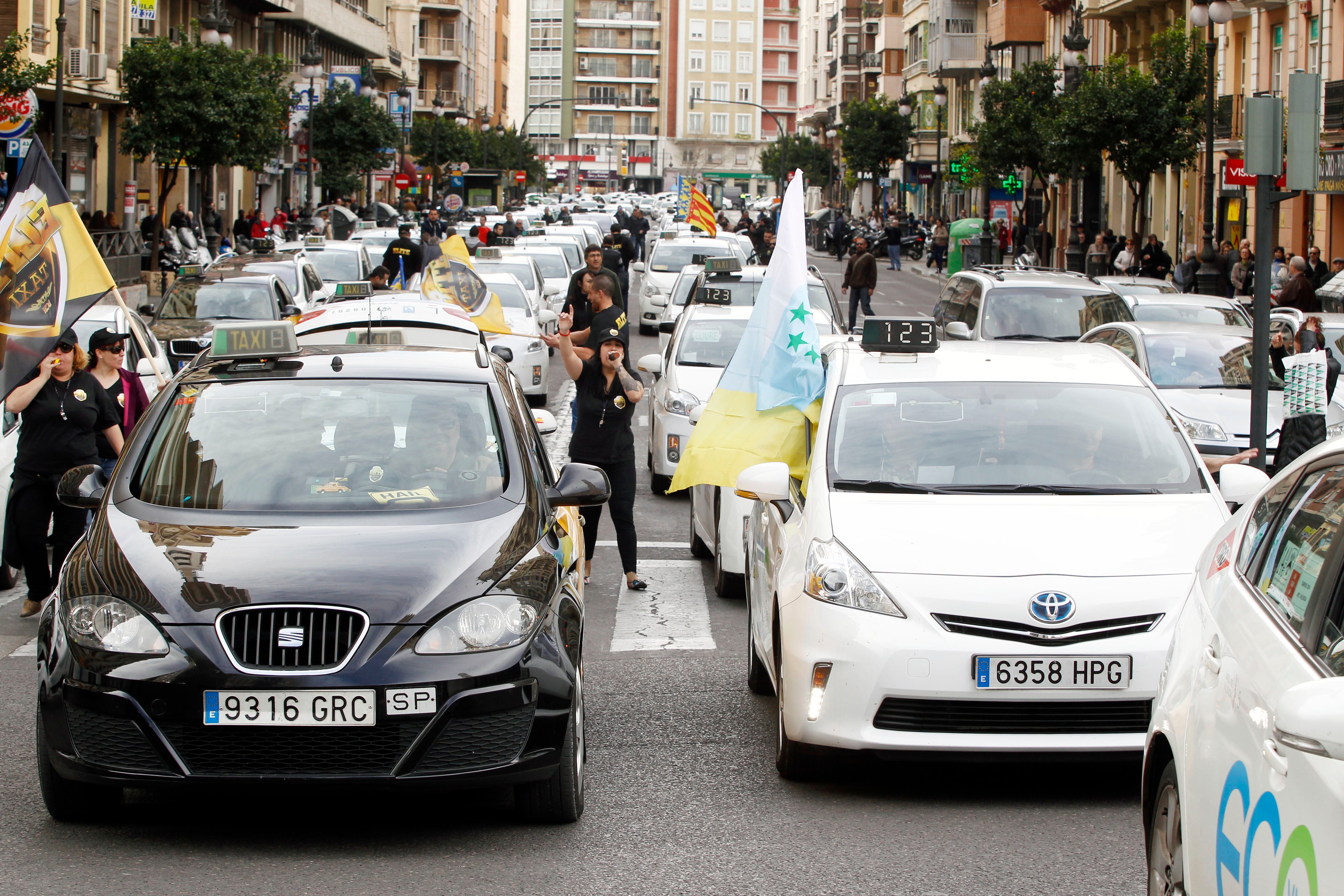 Huelga de taxis, interinos y estudiantes en Valencia