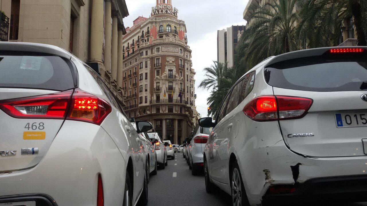 Huelga de taxis, interinos y estudiantes en Valencia