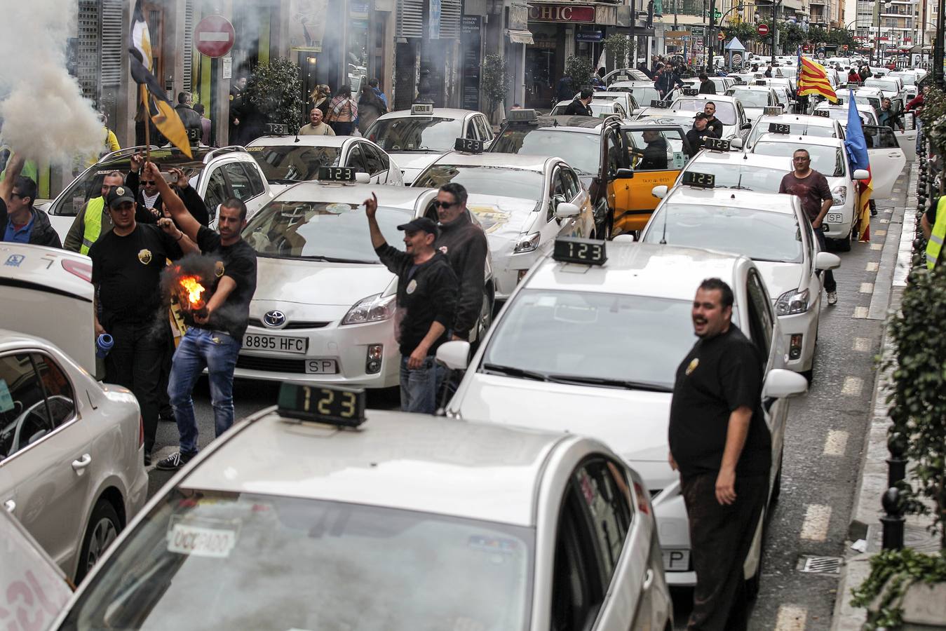 Huelga de taxis, interinos y estudiantes en Valencia