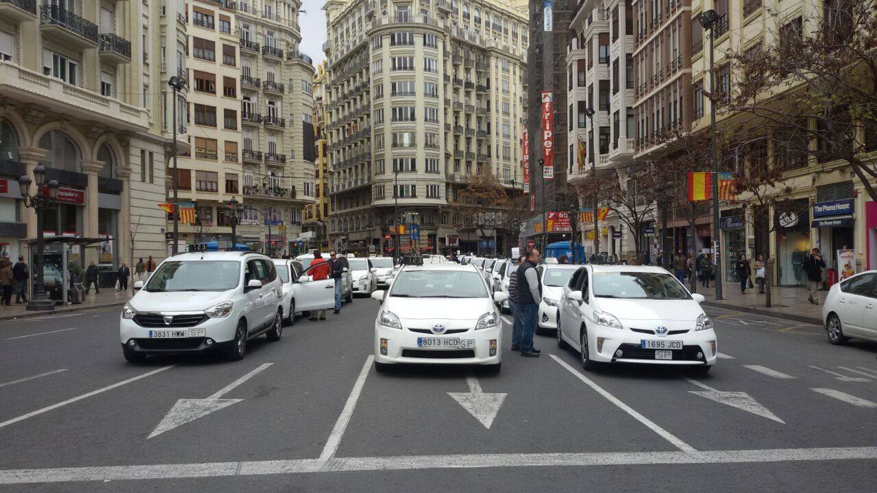 Huelga de taxis, interinos y estudiantes en Valencia