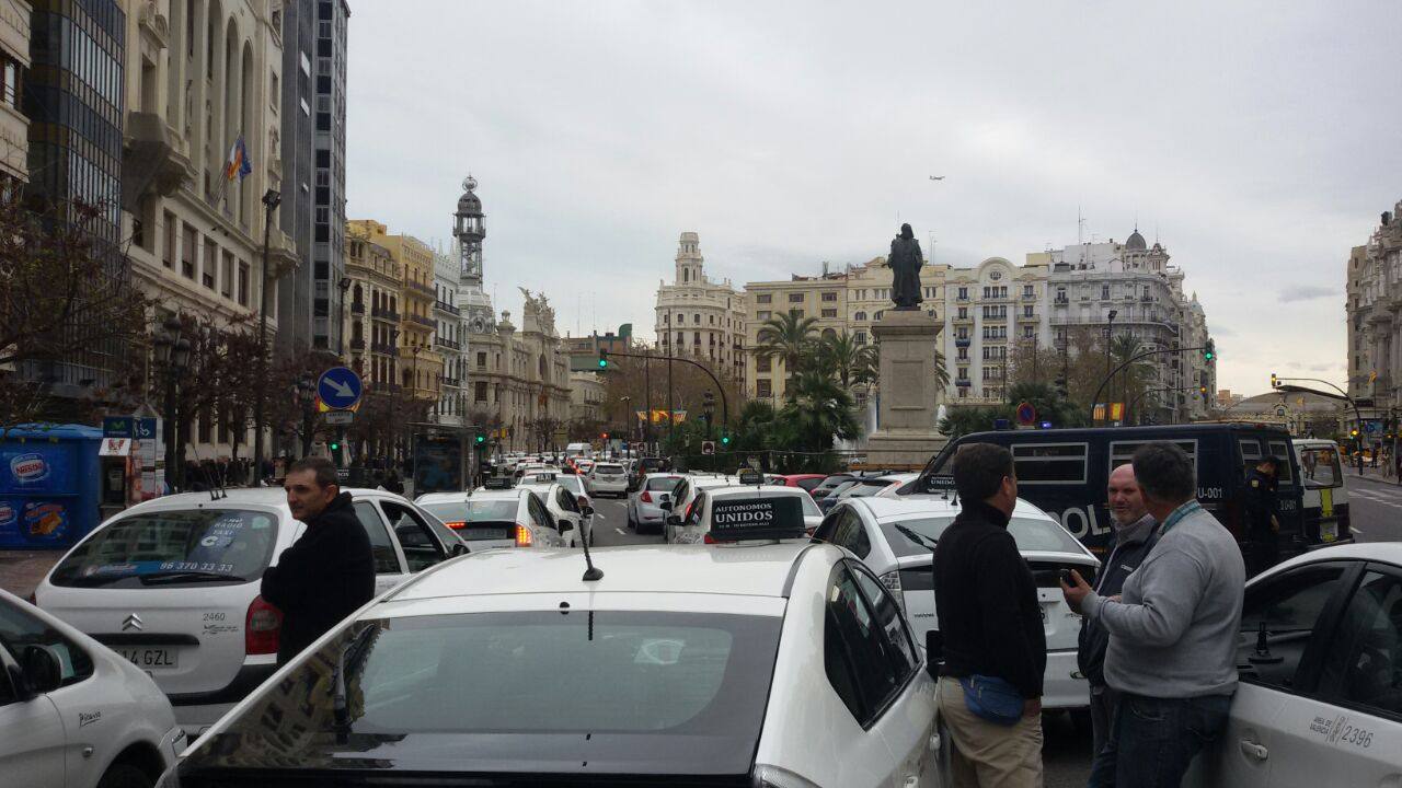 Huelga de taxis, interinos y estudiantes en Valencia