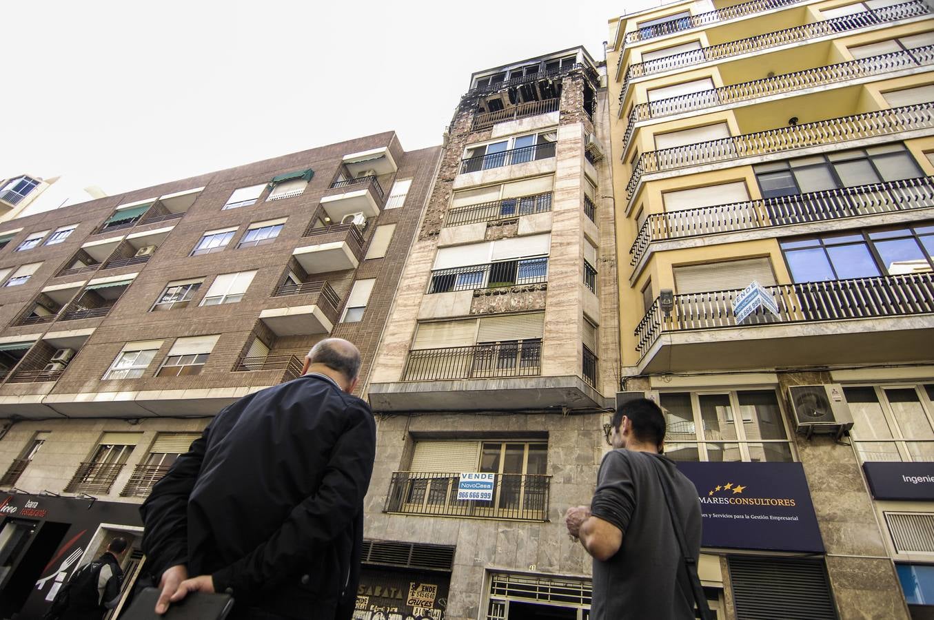 Fallece una anciana y otras 5 personas son atendidas en un incendio en Elche