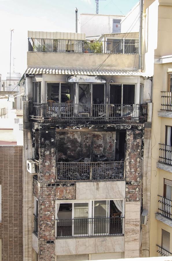 Fallece una anciana y otras 5 personas son atendidas en un incendio en Elche