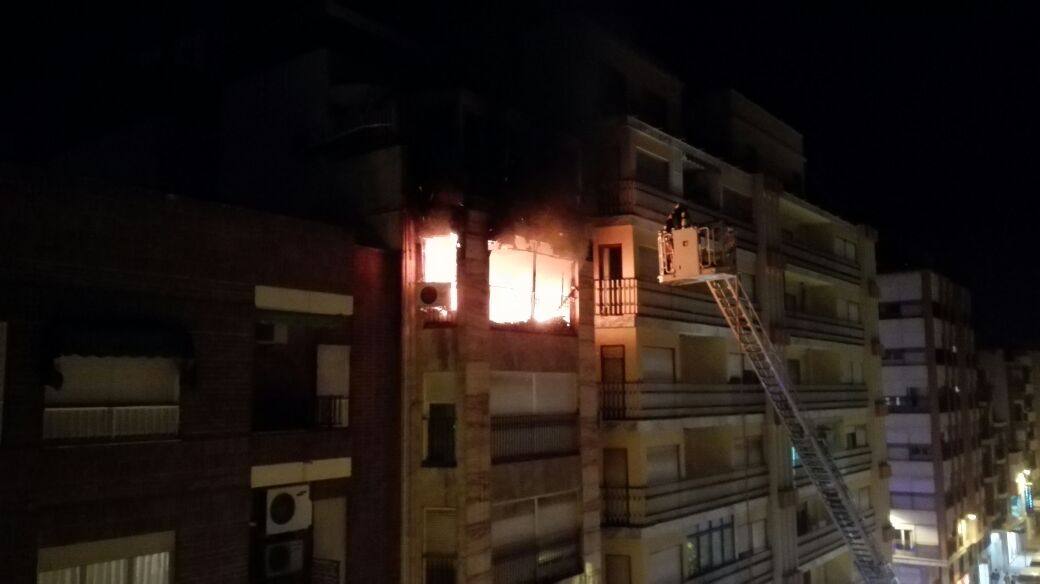 Fallece una anciana y otras 5 personas son atendidas en un incendio en Elche