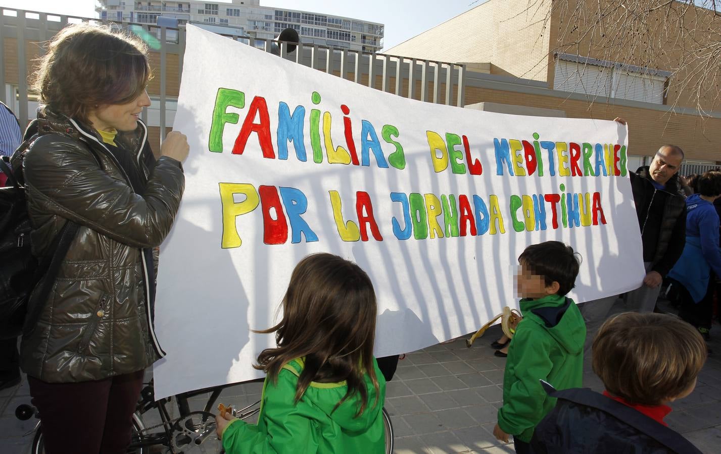 Madres y padres piden votar en los colegios