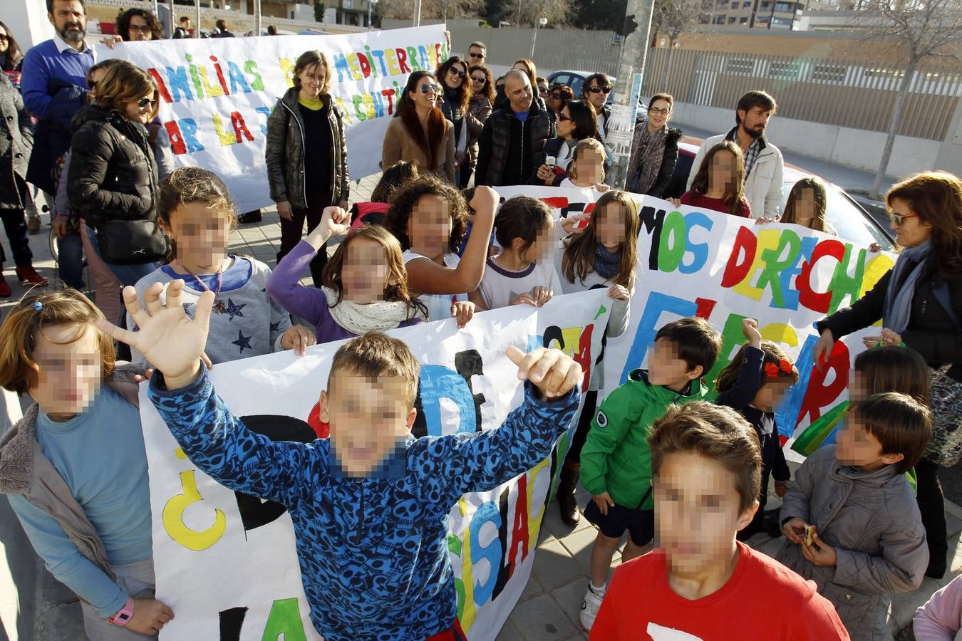 Madres y padres piden votar en los colegios