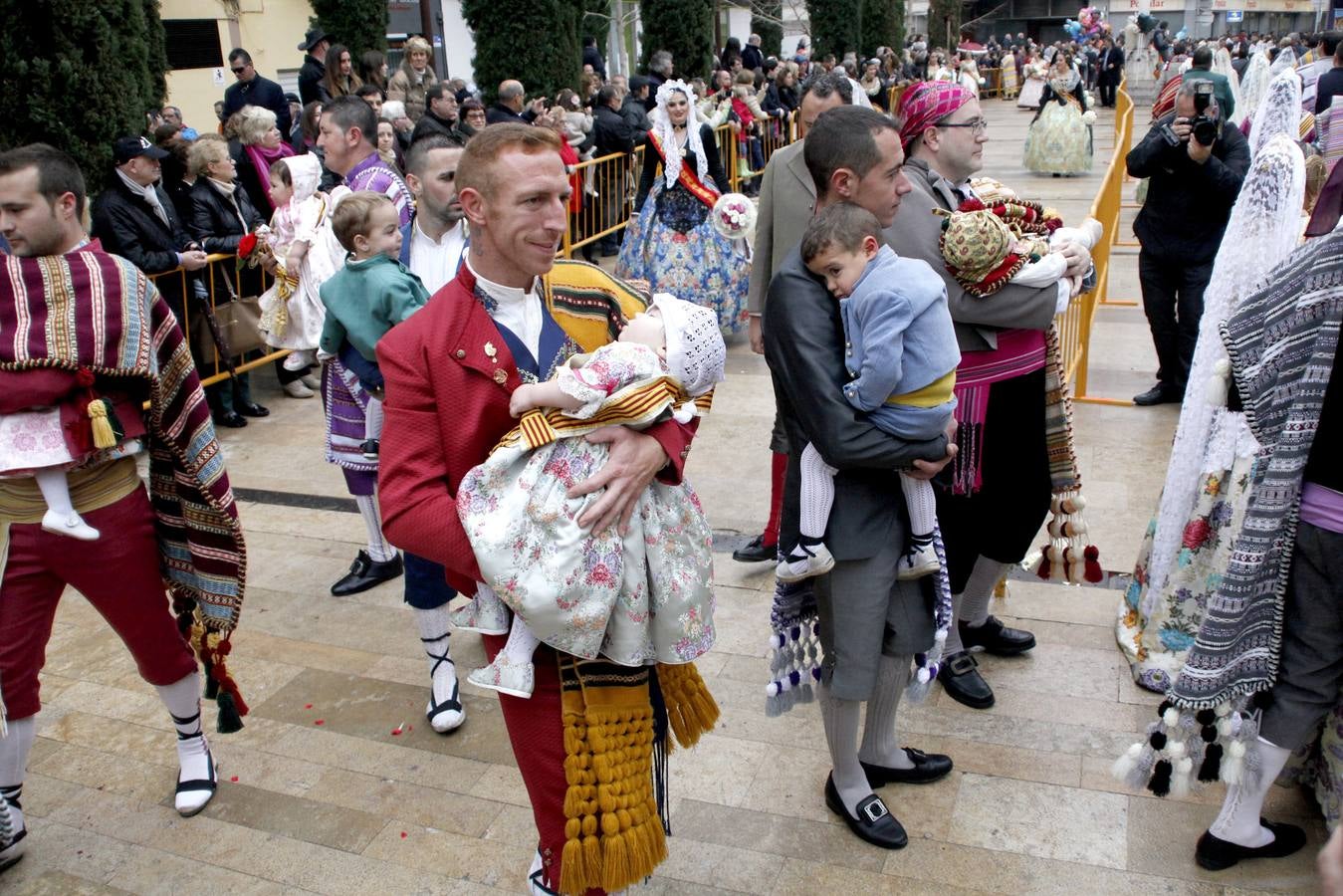 Fallas 2015: Ofrenda de flores a la Mare de Déu en Dénia