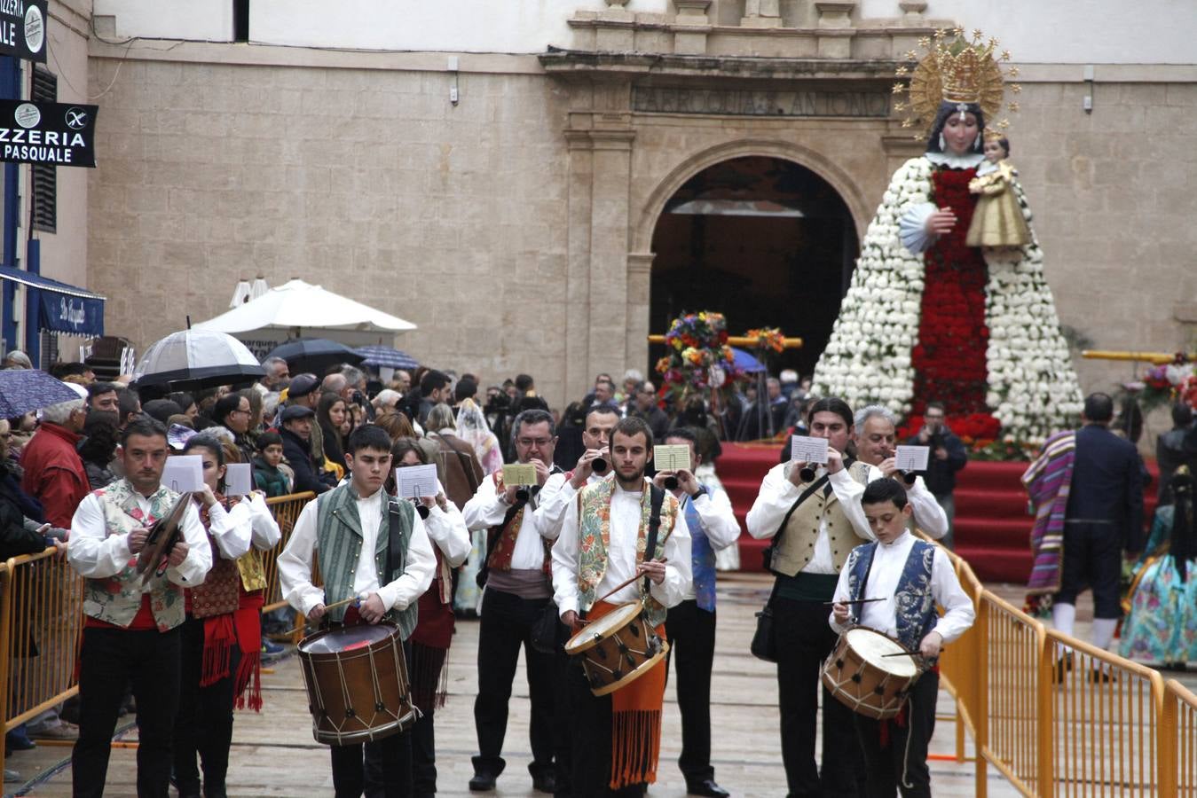 Fallas 2015: Ofrenda de flores a la Mare de Déu en Dénia