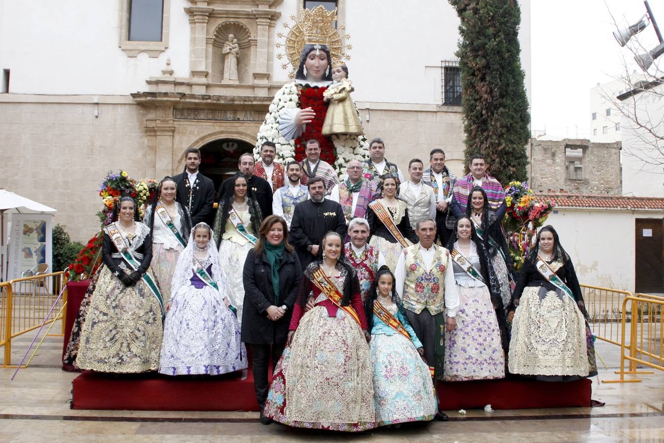 Fallas 2015: Ofrenda de flores a la Mare de Déu en Dénia