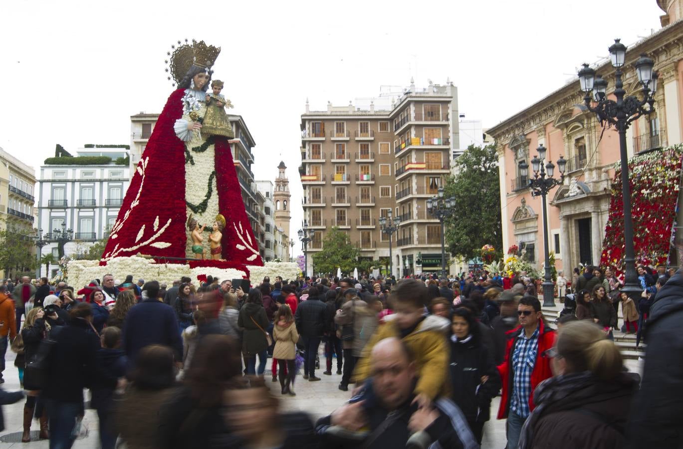 Público en la plaza de la Virgen pese a la lluvia