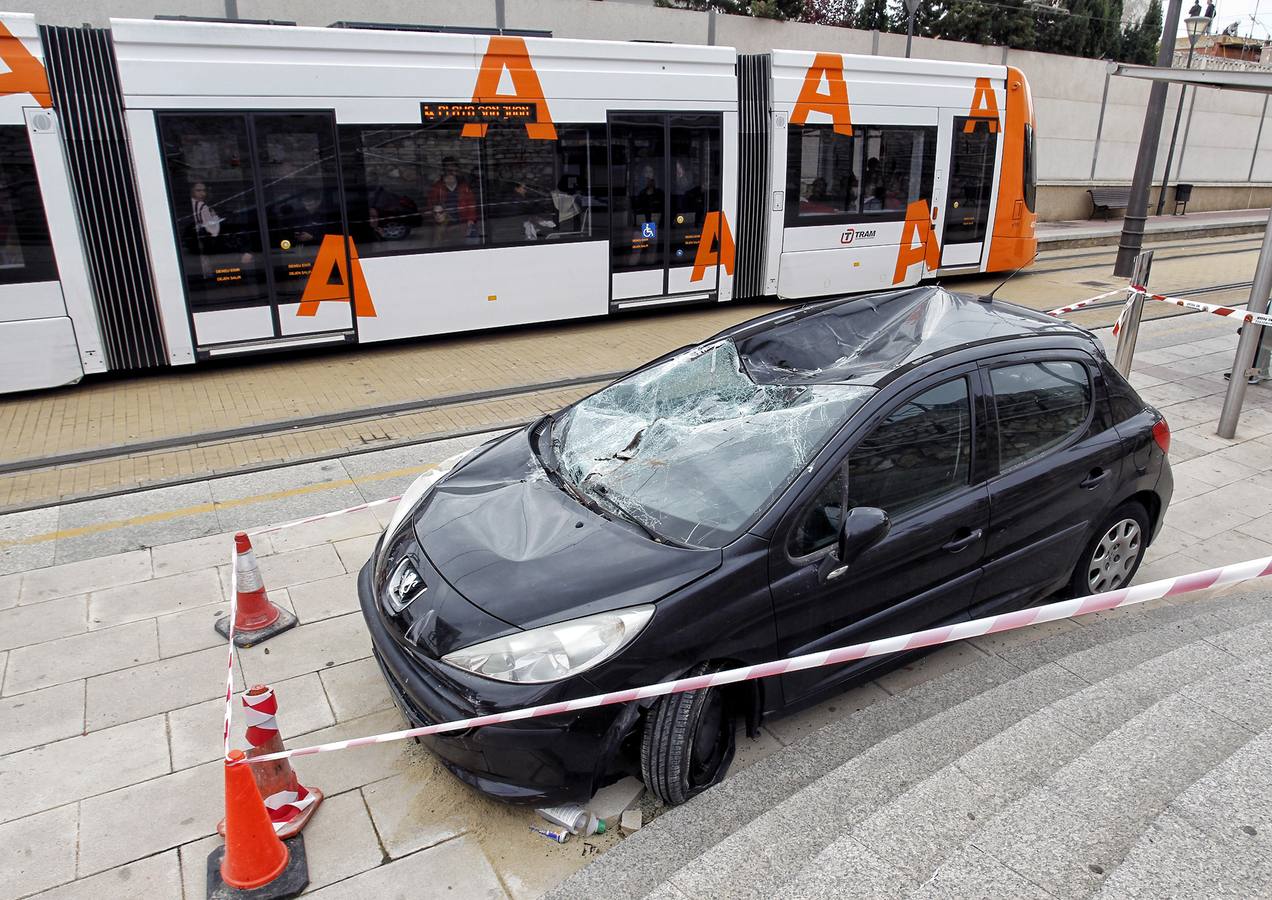 Un coche &#039;aterriza&#039; en la parada La Isleta del TRAM