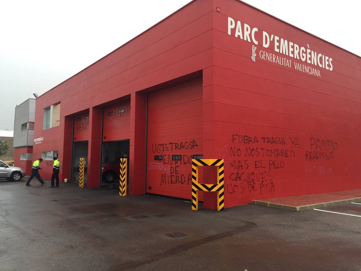 Pintadas en el parque de emergencias de Yàtova