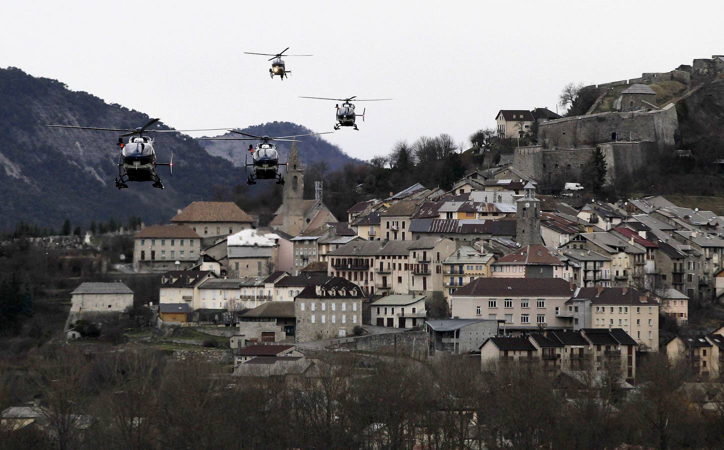 Varios helicópteros apra llegar a la zona del accidente. SEYNE-LES- ALPES (FRANCIA). Varios helicópteros vuelan hacia la zona donde se ha reanudado la búsqueda de los restos del Airbus A320 de la compañía Germanwings. El avión se estrelló en los Alpes franceses y que se ha cobrado la vida de 150 personas, 42 de las cuales son españolas.