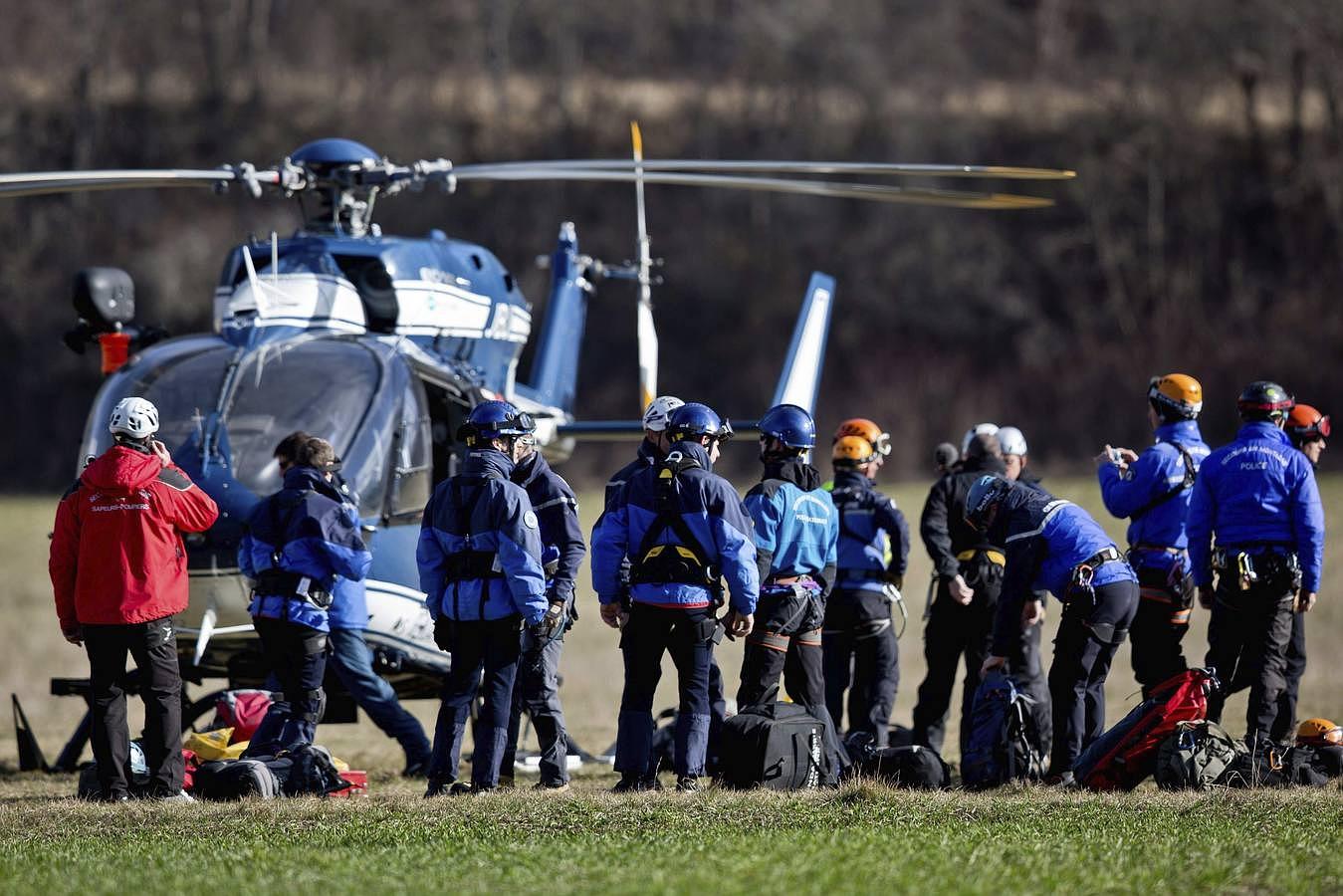 Los equipos de rescate. SEYNE-LES- ALPES (FRANCIA). Un helicóptero de los servicios de rescate reposta combustible en el campamento base en la localidad de Seyne-les- Alpes , próxima al lugar donde el martes se estrelló un avión de la aerolínea germana Germanwings cuando efectuaba el trayecto entre Barcelona y Düsseldorf y que causó 150 muertos ,cincuenta de ellos de nacionalidad española.