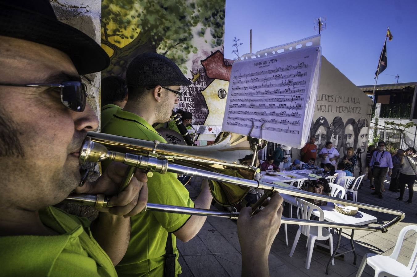 Artistas pintan murales en el barrio de San Isidro de Orihuela