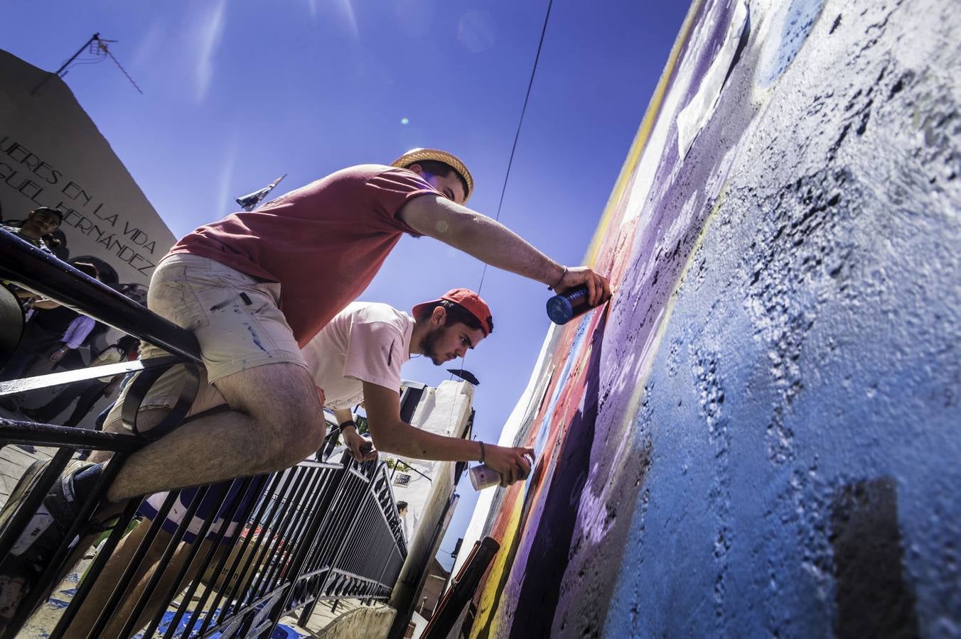 Artistas pintan murales en el barrio de San Isidro de Orihuela