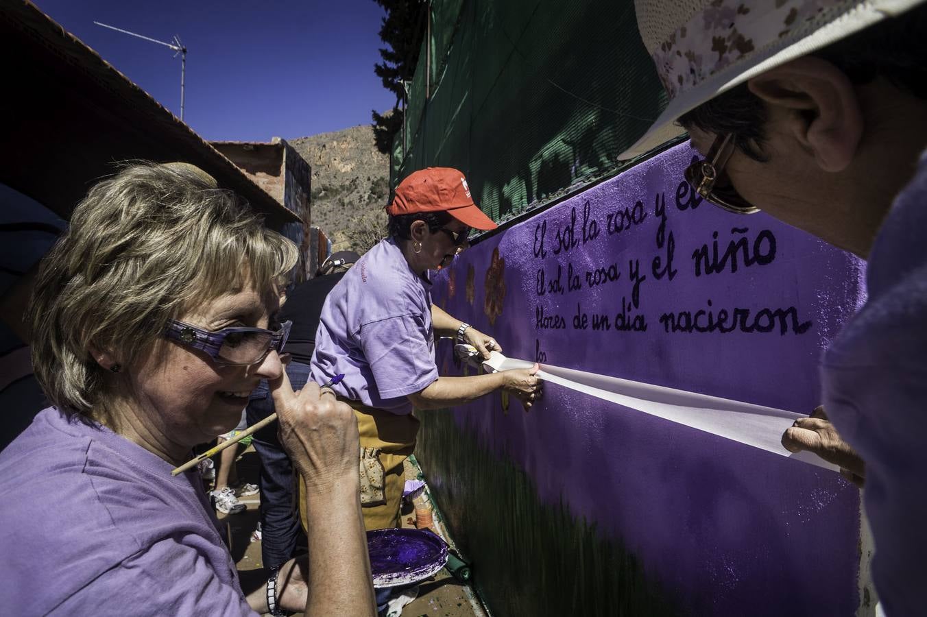 Artistas pintan murales en el barrio de San Isidro de Orihuela