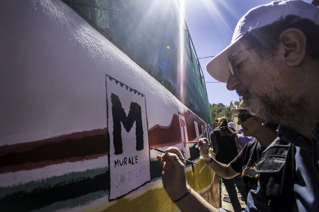 Artistas pintan murales en el barrio de San Isidro de Orihuela