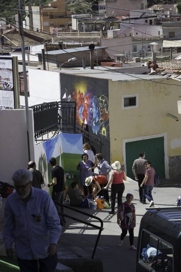 Artistas pintan murales en el barrio de San Isidro de Orihuela